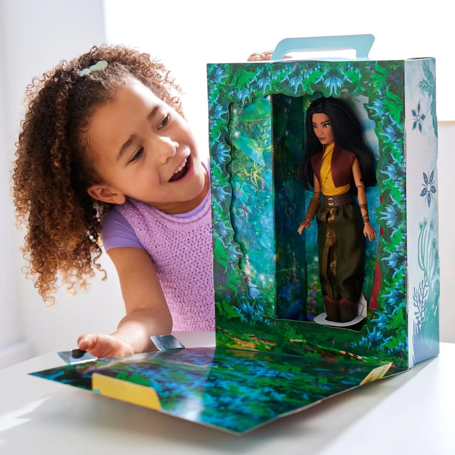 Disney Store Official Raya Princess Story Doll 11 Inches, Includes Coloring Book and Additional Dress, Classic Outfit, Toys for Girls